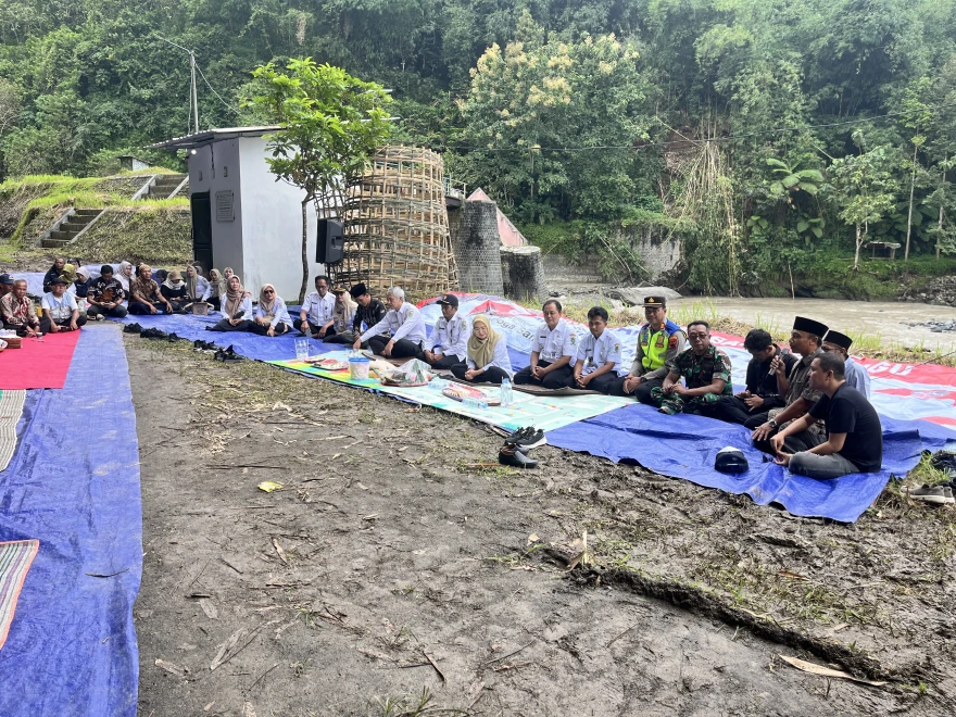 Gotong royong warga Desa Gumingsir